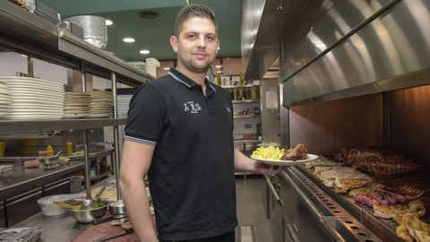 CHURRASCO A RÍA. VILAGARCÍA DE AROUSA
Es el primer lugar que a uno le viene a la mente cuando alguien le pregunta «¿dónde comer bien y a un precio razonable en Vilagarcía?». Es el clásico por excelencia. No en vano, este año cumple cuatro décadas. Su maestría en las brasas, su amplísima carta de platos tradicionales, carnes y pescados, su generosa bodega y la comodidad de A Ría lo convierten una baza segura.
