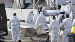 Llegada al puerto de Malta de los 24 cad�veres de los inmigrantes que perecieron en el hundimiento del domingo el que podr�a haber hasta 700 muertos.