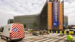 Edificio de la Comisi�n Europea en Bruselas, con un cartel que anima a proteger la democracia.