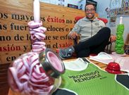 Torres con las pulseras verdes y rosas con las que difunde su blog y apoya a otros deportistas. 