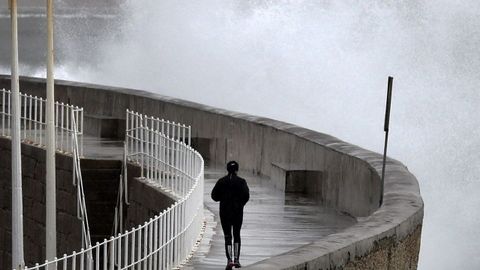 Una ola rompe este s�bado en la costa de Gij�n