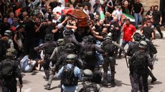 Familia y amigos con el f�retro del reportero de Al Jazeera ante la polic�a israel�