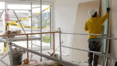 Un obrero trabajando en una vivienda en construcci�n en Lugo