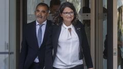 M�nica Oltra junto a su abogado tras el juicio en Valencia.