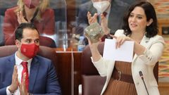 Ecos de un gobierno roto. Ignacio Aguado, de Ciudadanos, mira a Isabel Daz Ayuso, que esgrime un adoqun en una sesin parlamentaria en Madrid, el 18 de febrero del 2021