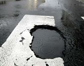 A la izquierda, r�a de Sar. A la derecha, arriba, la avenida de Lugo; y abajo baches en Amor Ruibal y Basqui�os.
