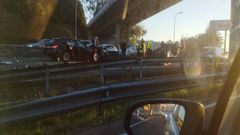 Algunos de los coches implicados, con el turismo volcado en mitad del arcén, en el kilómetro 6 de la AP-9