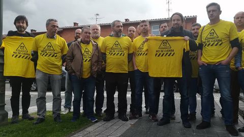 Pablo Iglesias posa con el comit de empresa de Alcoa de Avils y con una camiseta contra el cierre