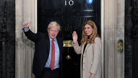 Esta es una de las imgenes del da. Boris Johnson llega al nmero 10 de Downing Street junto a su pareja tras su inapelable victoria en los comicios