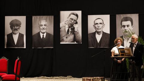 <span lang= gl >Fotograf�as dos catro vellos mari�eiros que inspiraron a canci�n, no escenario do Teatro Pastor D�az. Desde a esquerda: Gumersindo Coci�a Gregorio, Sildo (1862-1938), gabarreiro; Jos� Escourido Casal, Llana (1860-1938), armador e mari�eiro. No centro, Jos� Travieso Quelle, escritor e xornalista de Viveiro que compuxo a canci�n. A continuaci�n, Jos� Antonio Travieso Rodr�guez (1858-1939), mari�eiro e av� do autor; e Francisco Otero L�pez (1913-1971), mari�eiro e logo patr�n.</span>