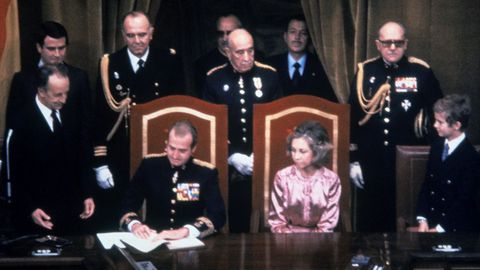 El rey Juan Carlos I sanciona la Constitución en el Congreso de los Diputados, el 27 de diciembre de 1978.