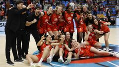 Plantilla y cuerpo t�cnico del Ensino festejan la victoria al t�rmino del partido.