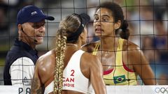 La canadiense Brandie Wilkerson y la brasilea Ana Patricia Silva Ramos discuten durante el partido por la medalla de oro de voley playa