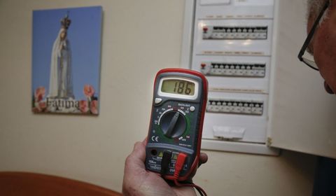 Remui��n muestra el voltaje que tiene ante el cuadro el�ctrico. 