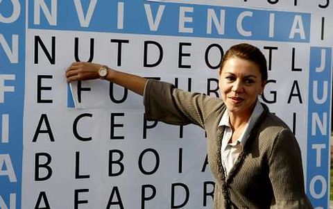 De Cospedal dijo en un acto en Alcorta que PSOE y PNV protagonizan un baile de disfraces.
