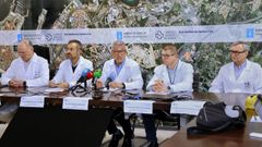 El gerente del �rea sanitaria de A Coru�a y Cee, Luis Verde, en el centro, dio los datos este jueves acompa�ado por profesionales del Chuac