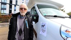 Guenter, en su autocaravana con el cartel de b�squeda de Molly