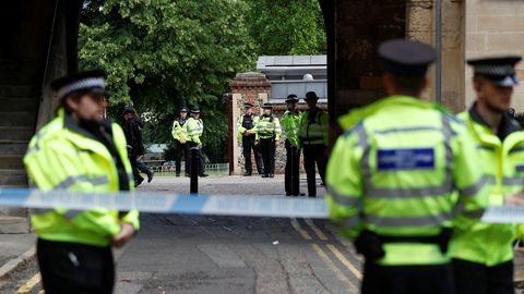 Agentes de la polic�a brit�nica, esta ma�ana en la zona acordonada del acuchillamiento
