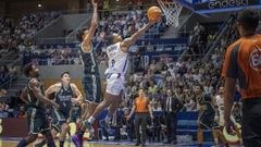 Childress supera a Sarr en la entrada a canasta