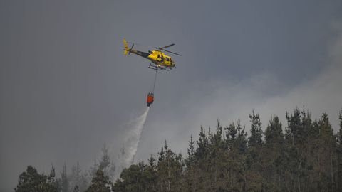 Un helicptero trabaja en las labores de extincin del incendio declarado en la zona de Valds, en marzo