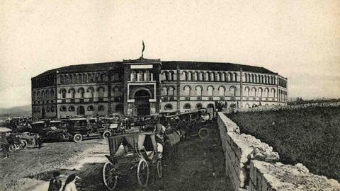 Decenas de carros de caballo aparcados en las inmediaciones de la plaza de toros de Oviedo