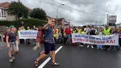 Peregrinos cruzan la carretera delante de los manifestantes