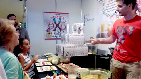 El puesto de las pinzas que moldean croquetas, alb�ndigas o sushi.