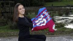 Andrea posa con la camiseta de Ansu Fati, que ya piensa enmarcar para colgarla en casa.