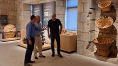 Los diputados del grupo parlamentario del PP Juan Casares y José Luis Ferro visitaron el Museo do Viño de Ribadavia.