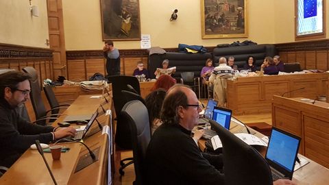 Un momento del encierro de la Plataforma por el Plan de V�as en el ayuntamiento de Gij�n