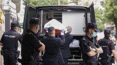 Levantamiento de uno de los cadveres del crimen cometido en la calle Serrano de Madrid