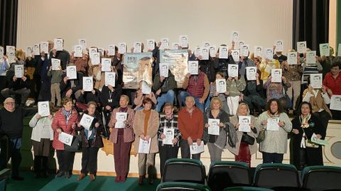 Codillo.Los asistentes a los homenajes de la Festa do Codillo apoyaron la campa�a del Ayuntamiento de Almendrelajo de apoyo a �Bu�uel en el laberinto de las tortugas�, que opta a cuatro premios Goya