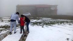 La nieve volvi� a cubrir hoy el entorno del conocido santuario de Nosa Se�ora do Faro