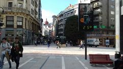 Un termmetro del centro de Oviedo marca 25 grados