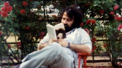 Carlos Casares leyendo un libro en Suecia. Año 1974