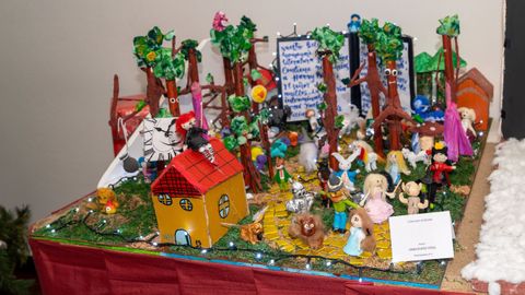 Los ni�os disfrutan cada a�o de la exposici�n de belenes, un �xito de la Navidad de Vigo