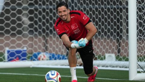 Altay Bayindir, durante el pasado Mundial, en el que estuvo convocado por Turqu�a, pero no lleg� a disponer de minutos.
