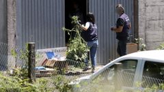 Agentes de Aduanas, en la nave de Teo en la que llevaron a cabo el registro.