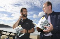 Jos Antonio Andrade y Xos Manuel Varela Varela, en la playa de Razo, con la reedicin de Revlida de sexto, la obra que abre la coleccin que la editorial Embora dedica a la Costa da Morte. 