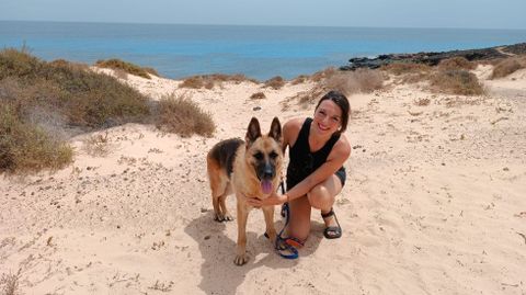 Mara Roman, con su perra Lassy, que ya vive con ella en Fuerteventura.