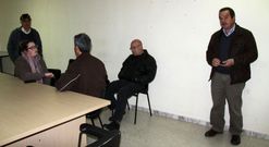 Solo cinco personas asistieron a la asamblea convocada por Jos� Pinto (primero por la derecha). 