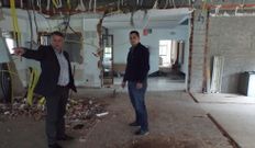 Manuel Cu��a y Klaus Brey visitaron las obras de la Escola de M�sica