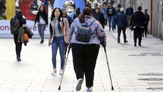 Una joven pasea con muletas por una c�ntrica calle de Vigo