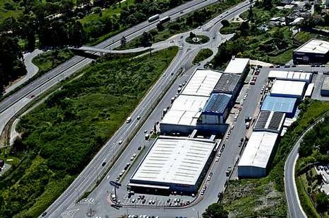 El proyecto ampliar el actual polgono comercial , en la parcela 	a la izquierda de la imagen, entre la PO-531 y la AP-9.