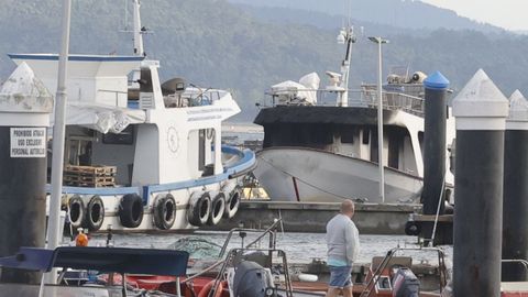 Arde un barco bateeiro en el muelle de O Xufre, O Gatuno
