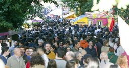 El buen tiempo anim� a cientos de compostelanos a disfrutar de las atracciones y barracas en la Alameda. 
