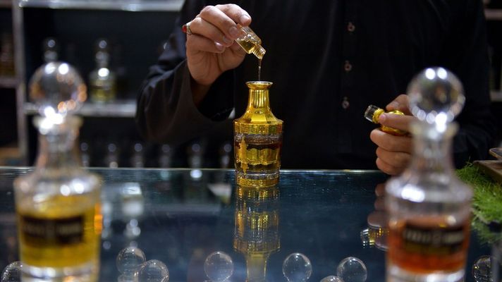 Imagen de un vendedor de perfumes sin alcohol durante el mes sagrado musulm�n del Ramad�n, en una tienda de Pakist�n, en febrero. 