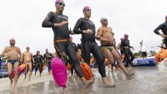 Varios nadadores, este domingo en la playa Langosteira.