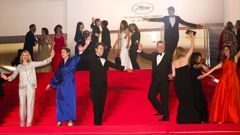 Nanni Moretti (tercero por la izquierda), disfrutando a lo grande la alfombra roja de Cannes con los miembros de su equipo, bailando al ritmo del �Voglio vederti danzare� de Battiato.