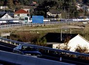 Varias casas de la parroquia est�n pegadas a la autov�a.